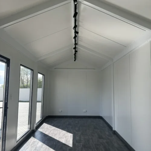 Modulaire kantoorunit 8 x 3 meter 20 Luxe kantoorunit voor buiten van 8 x 3 meter met grote ramen